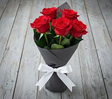 Букет 5 Красных роз Эдлесс Лав в Атепцево