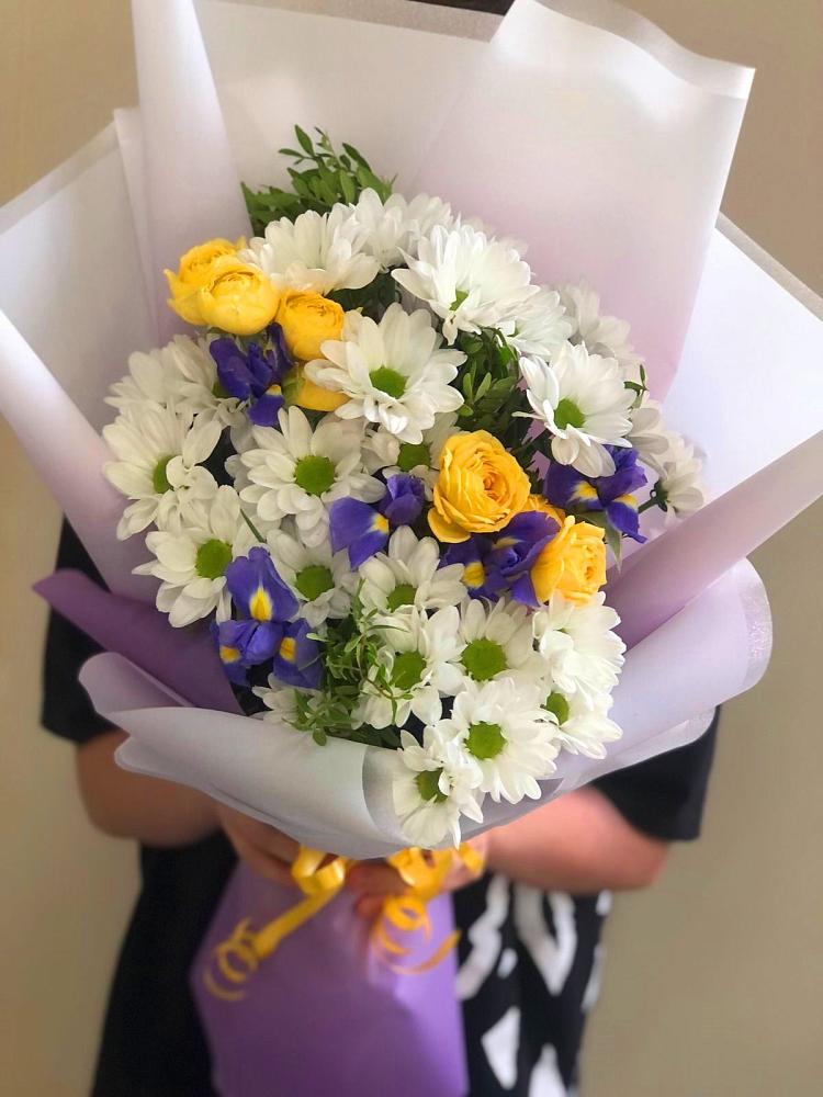 Букет цветов из: Ирисы, Хризантемы и Розы в Атепцево