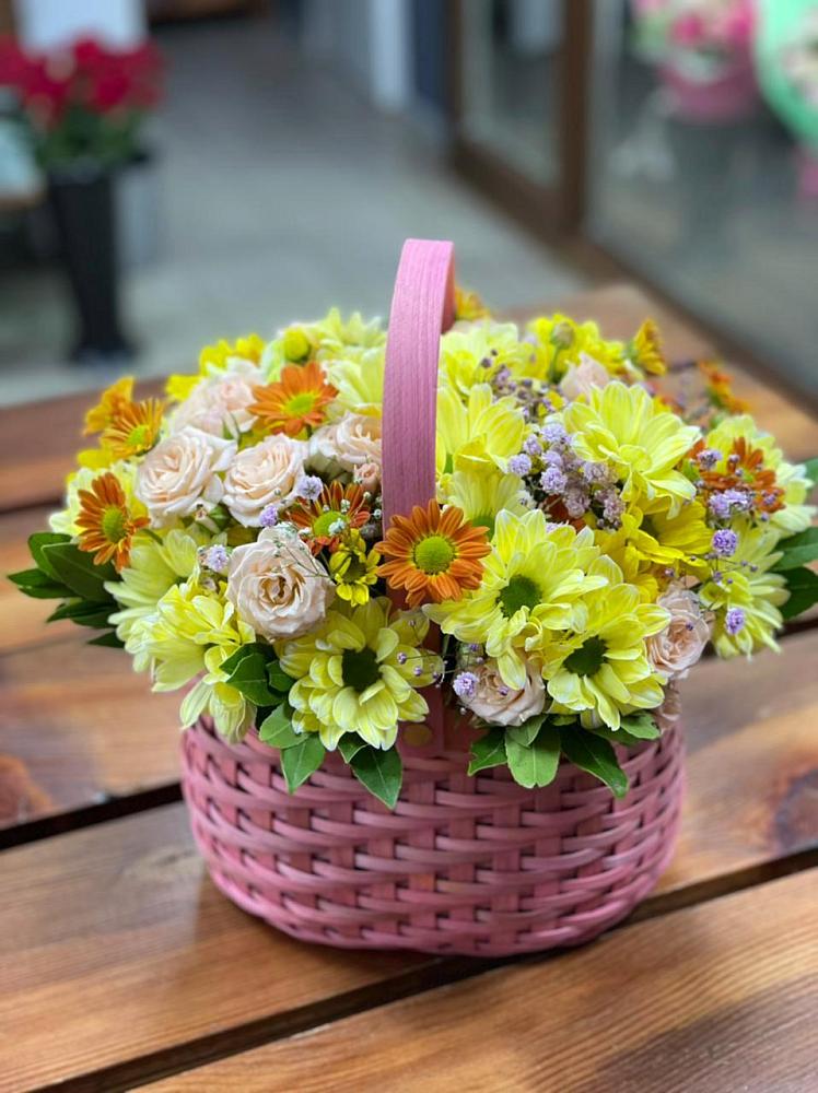 Цветочная композиция из Хризантемы и Розы в корзине в Атепцево