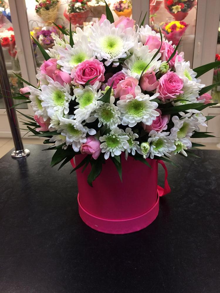 Цветочная композиция из Розы и Хризантемы в шляпной коробке в Атепцево