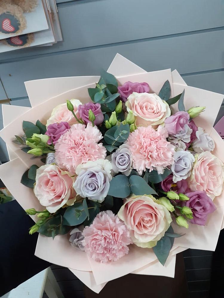 Букет цветов из: Розы, Гвоздики и Лизиантусы в Атепцево